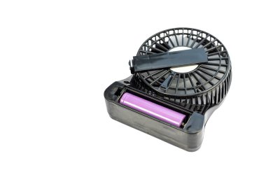 Taşınabilir USB şarj edilebilir küçük vantilatör, izole edilmiş beyaz arka planda pil kapağı açık.