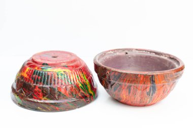 Boş bitki kil kapları asılı beyaz arkaplan üzerinde kopyalama alanı ile