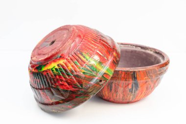 Güzel boyanmış kil kaplar kapalı ve açık bahçe bitkileri, dekorasyon ve peyzaj beyaz arka planda izole