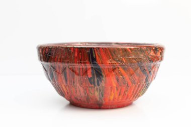 Bitkileri asmak için kil saksı. Yakın çekim.