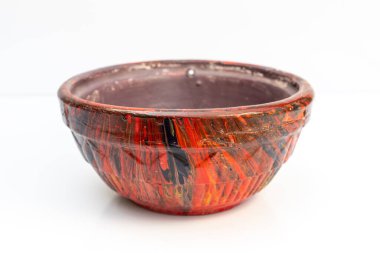 Beyaz arka planda izole edilmiş bitkiler için kil asma kabı