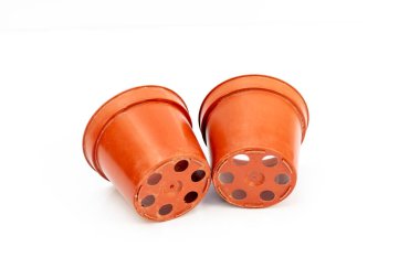 Beyaz arkaplanda izole edilmiş fidanlar için boş plastik kaplar