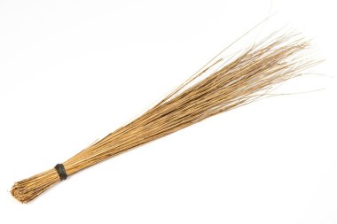 Beyaz arkaplanda izole edilmiş Besom veya süpürge