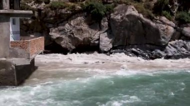 Pakistan 'daki Bahreyn Vadisi' nde yeşil su ve kahverengi suyun buluşma noktası.