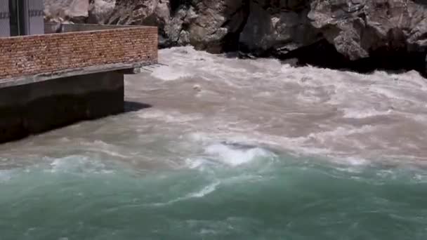 Acqua Alluvionale Fangosa Acqua Limpida Pura Che Scorre Parallela Tra — Video Stock