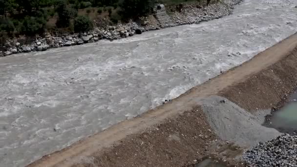 Inondazioni Nel Fiume Dopo Forti Piogge Nella Valle — Video Stock