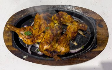 Tavuk budu parçaları ızgarada kızartılmış.