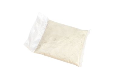 Beyaz arka planda izole edilmiş küçük plastik torbayla kaplı kemik yemeği gübresi.