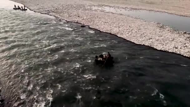 Balıkçılar Pakistan Swat Vadisi Ndeki Hızlı Akan Nehirden Alacakaranlıkta Balık — Stok video