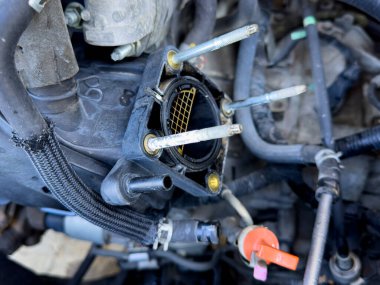 Motora hava akışını kontrol etmek için eski gaz pedalını ya da kelebek vanasını kapat.