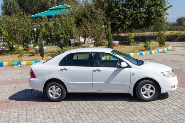 Beyaz bir Corolla arabasının yan görüntüsü: Swat, Pakistan - 10 Ekim 2023.