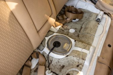 Arka koltuğun altına elektrikli yakıt pompası yerleştirin.