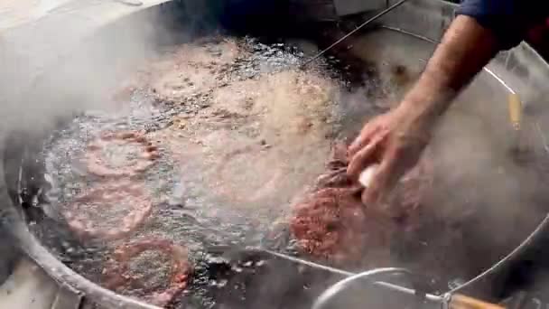 卓别林卡巴 Chapli Kabab 是一种普什图风格的切碎烤面包 通常由牛肉制成 是整个南亚的一种受欢迎的街头食品 — 图库视频影像