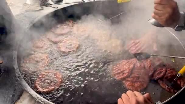 卓别林烤面包是巴基斯坦街头流行的食品 在当地食品餐馆制作Chapli Kabab — 图库视频影像