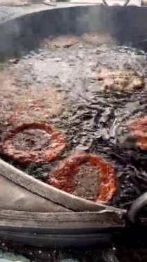 Chapli Kebap Pakistan ve Afganistan 'da popüler bir sokak yiyeceğidir.