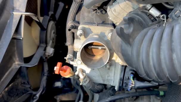 Controle Onderzoek Van Een Auto Gasklephuis Voor Reparatie Schoonmaak — Stockvideo