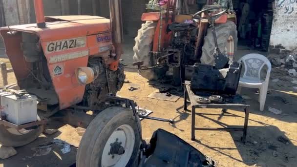 巴基斯坦斯瓦特 2023年12月4日 拖拉机修理工拆卸发动机进行车间大修 — 图库视频影像