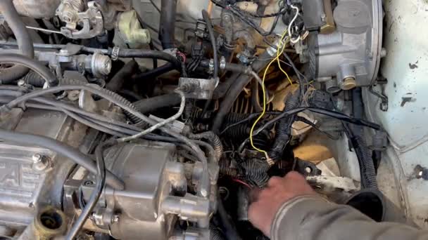 Auto Mecânico Fazendo Serviço Carro Manutenção Trabalho Motor Antigo — Vídeo de Stock