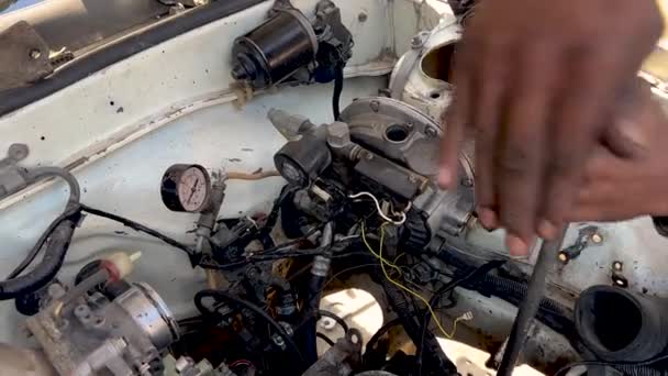Swat Pakistán Diciembre 2023 Detalle Cerca Viejo Motor Automóvil Quitando — Vídeo de stock