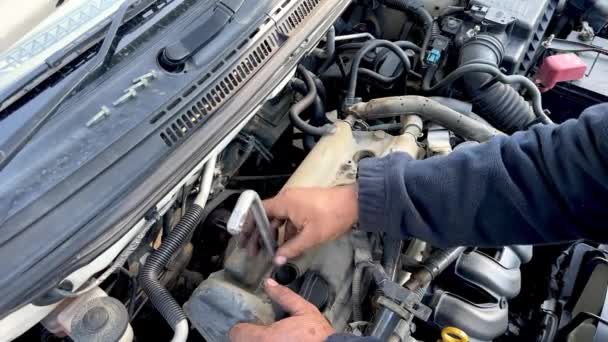 Eski Bir Arabanın Garajında Bujileri Bir Aletle Sıkılaştırmak — Stok video