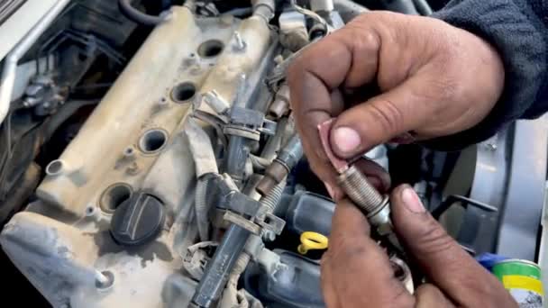 Otomobil Motorunun Bujisini Zımpara Kağıdıyla Temizlemek — Stok video