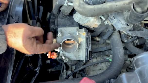 Memperbaiki Throttle Tubuh Mobil — Stok Video
