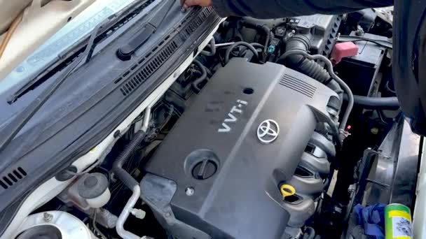 巴基斯坦斯瓦特 2023年12月4日 在对丰田汽车发动机进行修理和检修后 将塑料盖放在汽车发动机上 — 图库视频影像
