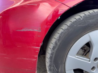 Yoldaki kaza yüzünden arabanın ön tamponunda çizikler var.