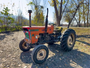 Pakistan 'da bir köyde kentsel olmayan traktör tarım makineleri sahnesi: Swat, Pakistan - 05 Aralık 2023.