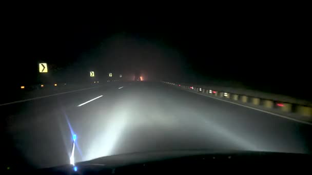 在夜间高速公路上冒着浓雾开车 — 图库视频影像