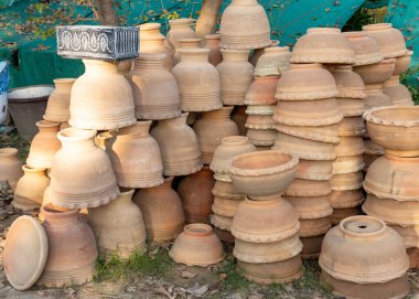 Bitkiler için boş kil kaplar satışa sunuluyor