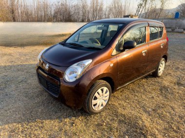 Suzuki Alto kompakt araba ön görünümü: Swat, Pakistan - 01 Ocak 2024.