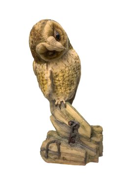 Beyaz izole bir arkaplanda uyuyan baykuş heykeli