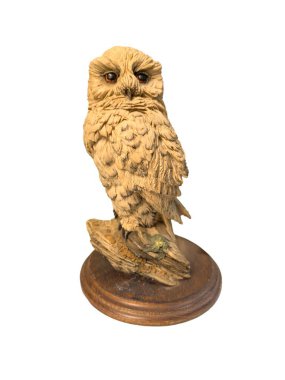 Beyaz izole arkaplanda baykuş heykeli süslemesi