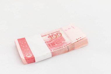 Pakistan 100 rupi banknot beyaz izole arka planda tomar
