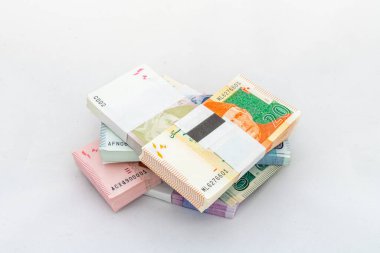 Pakistan banknotlarının farklı banknotları beyaz izole edilmiş arka planda