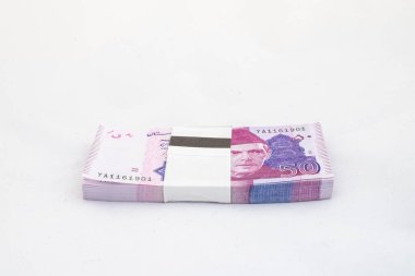 Pakistan 50 rupi banknot beyaz izole arkaplan üzerine demet