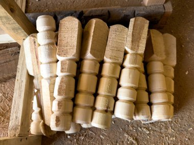 Atölyede masa ve sandalye için el yapımı tahta bacaklar.