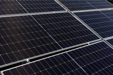 Güneş panellerini kapatın. Yenilenebilir enerji kavramı.