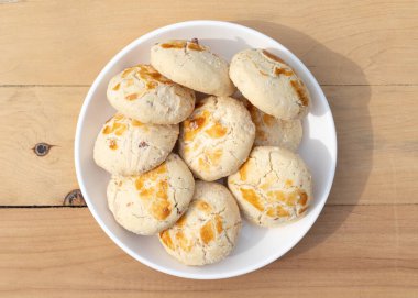 Nan hatai, Pakistan, Bangladeş, Sri lanka, Hindistan ve Myanmar 'da popüler olan kuru meyve ve fındıklı Hindistan tatlısı ve tuzsuz kurabiyelerdir..