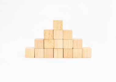 Tahta küp piramit şeklinde düzenlenir. Metin ve numaralar için boş boşluk.