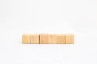 Beyaz bir arkaplanda altı boş tahta blok. Metnin, harflerin ya da sayıların için boşluk..