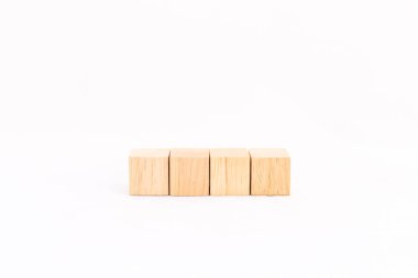 Beyaz arka planda dört tane boş tahta küp var. Metin için boş boşluk.