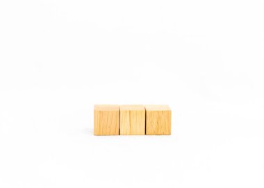 Beyaz arka planda üç tahta küp izole edilmiş. Metin için boş küp yeri.