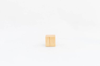 Beyaz arkaplanda tek tahta küp izole.