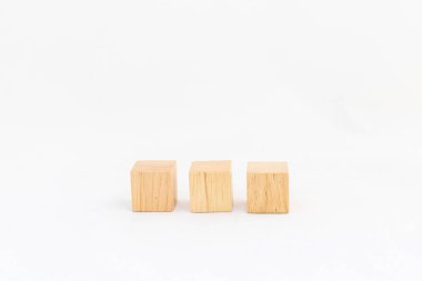 Beyaz arka planda izole edilmiş üç tahta küp.