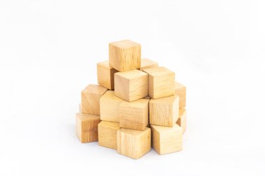 Beyaz izole bir zemin üzerinde boş bir tahta küp yığını.