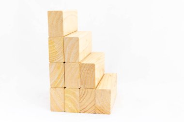 Beyaz izole edilmiş arkaplanda yükselen ya da alçalan sıralı boş tahta çubuklar