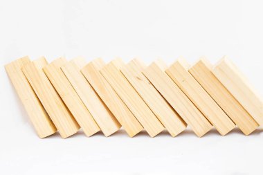 Beyaz arka planda izole edilmiş boş tahta domino seti. Domino etkisi konsepti. Boşluğu kopyala.