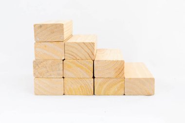 Beyaz arka planda boş tahta küp merdiven. Metin veya iş konsepti için boş alan.